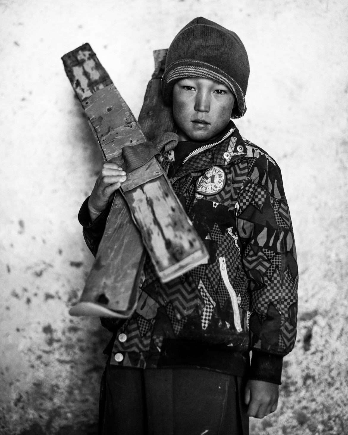 fot. Andrew Quilty, z cyklu "High Water", 3. miejsce w kategorii Portret, SWPA 2018

Cykl dokumentuje afgańskich chłopców z wioski Aub Bala (High Water), których pasją jest narciarstwo. Na zdjęciach pozują z własnoręcznie zrobionymi drewnianymi nartami.