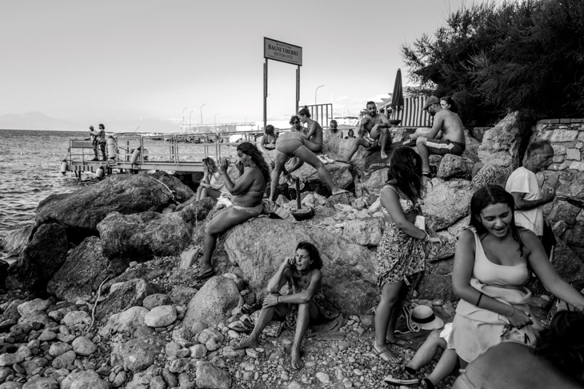 Kategoria: Zdjęcia pojedyncze - Ludzie. Autor: Wojciech Robakowski, Robakowski Studio
Turyści na włoskiej wyspie Capri latem 2020 roku.