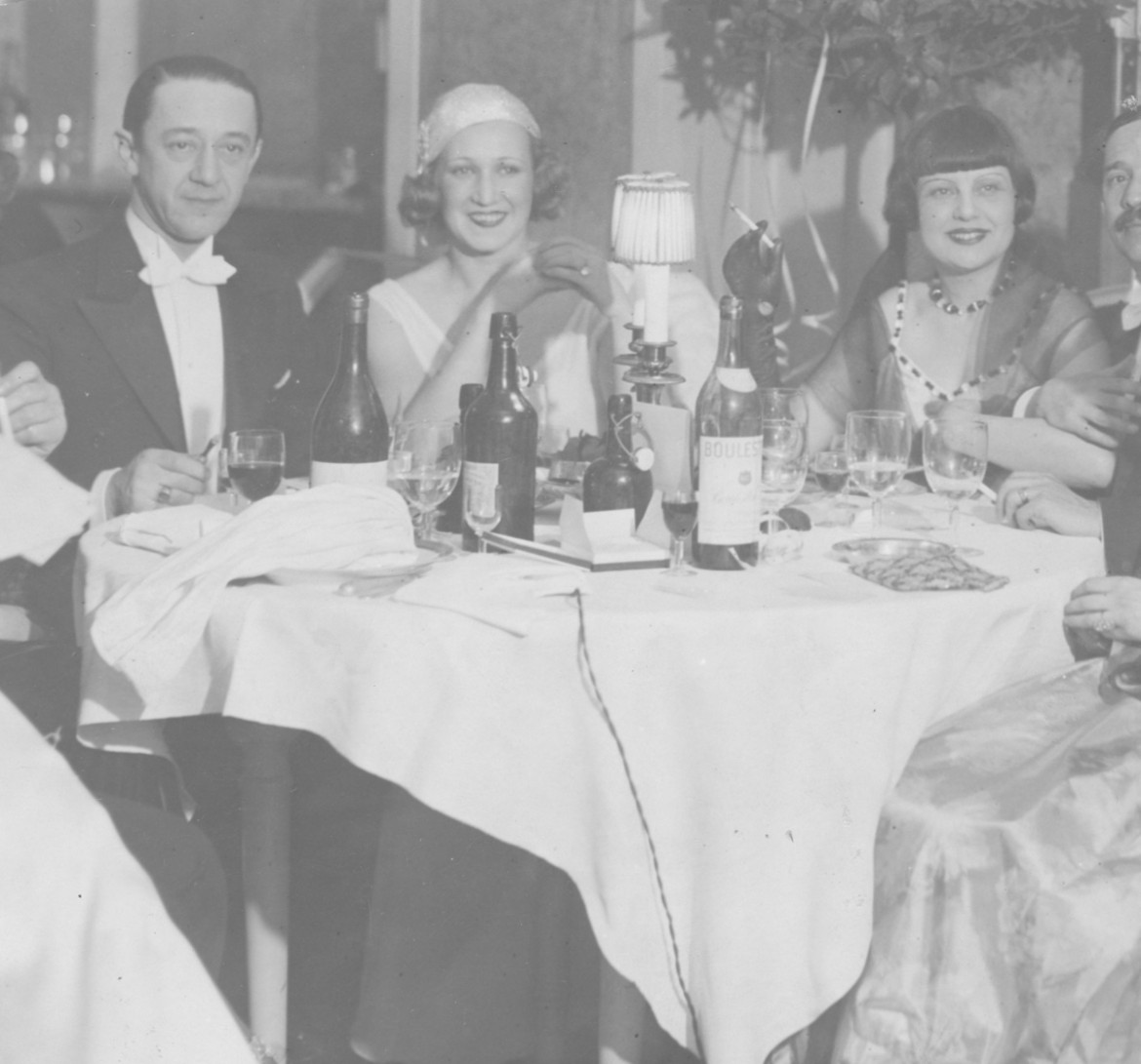 Bal mody w Hotelu Europejskim w Warszawie. Siedzą od lewej: Konrad Tom, Zizi Halama oraz Zula Pogorzelska, 1930 rok