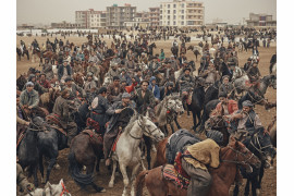 fot. Balazs Gardi, z cyklu "Buzkashi", 1. miejsce w kategorii Sport, SWPA 2018

Buzkashi to starożytny afgański sport, w którym jeźdźcy na koniach walczą o zwłoki zwierzęcia, które próbują zaciągnąć do celu. 16 lat po amerykańskiej inwazji sport zdominowany jest przez rywalizujących ze sobą watażków, którzy zrobią wszystko, by utrzymać władzę w regionie.
