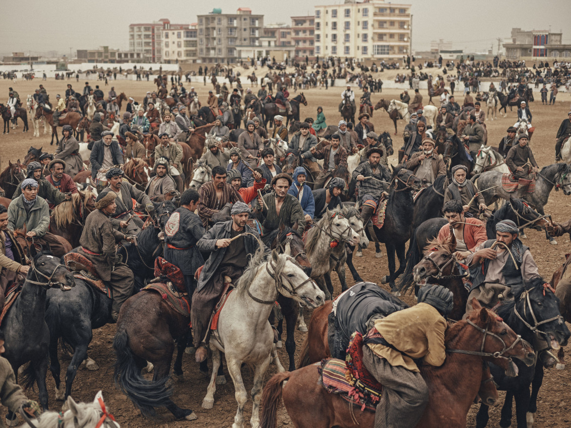 fot. Balazs Gardi, z cyklu "Buzkashi", 1. miejsce w kategorii Sport, SWPA 2018

Buzkashi to starożytny afgański sport, w którym jeźdźcy na koniach walczą o zwłoki zwierzęcia, które próbują zaciągnąć do celu. 16 lat po amerykańskiej inwazji sport zdominowany jest przez rywalizujących ze sobą watażków, którzy zrobią wszystko, by utrzymać władzę w regionie.