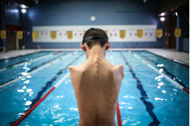 fot. Benham Sahvi, z cyklu "Magic of Water", 2. miejsce w kategorii Sport, SWPA 2018

Cykl dokumentuje zawody pływackie dla niepełnosprawnych dzieci na basenie w Teheranie.