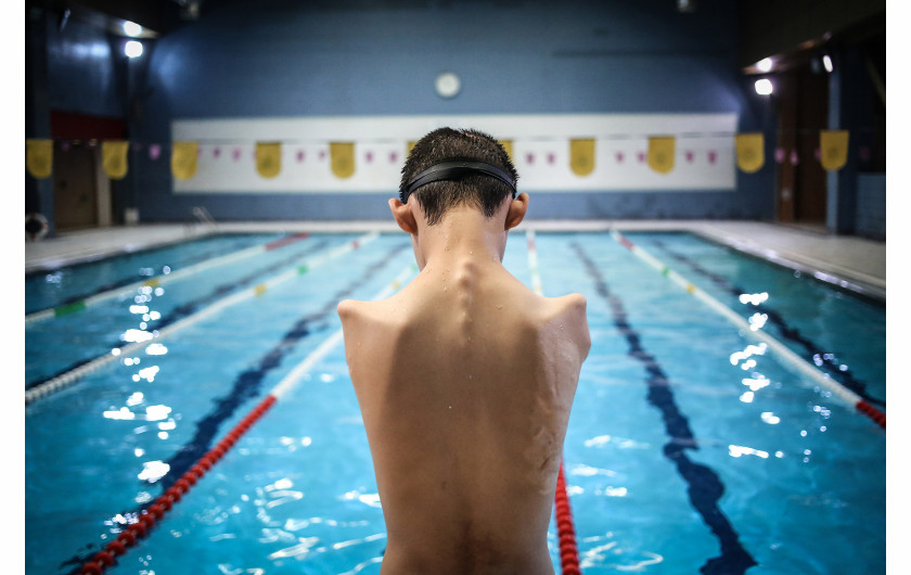 fot. Benham Sahvi, z cyklu Magic of Water, 2. miejsce w kategorii Sport, SWPA 2018

Cykl dokumentuje zawody pływackie dla niepełnosprawnych dzieci na basenie w Teheranie.