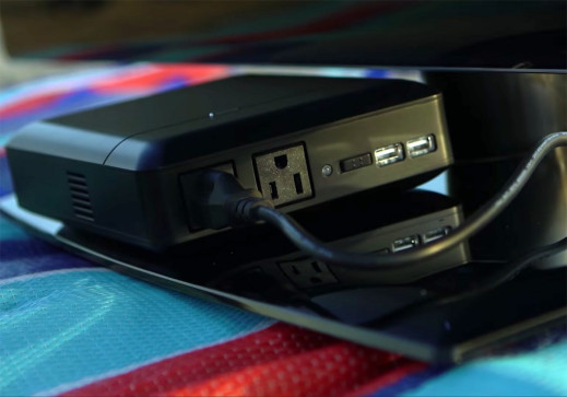 Plug - powerbank wielkości książki, który naładuje lustrzankę 30 razy