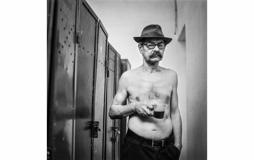 fot. Przemysław Kot, z cyklu Men’s cloackroom, 3. miejsce w kategorii Portrait / MonoVisions Photography Awards 2020