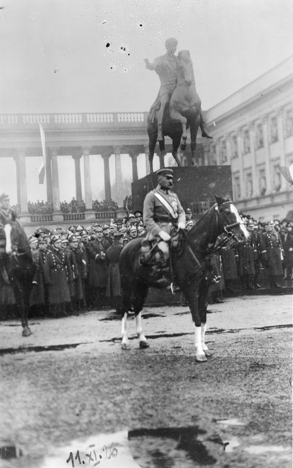 Święto Niepodległości w Warszawie. Józef Piłsudski przyjmuje defiladę na placu Saskim, 11 listopada 1926 roku