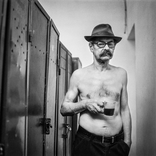 fot. Przemysław Kot, z cyklu Men’s cloackroom, 3. miejsce w kategorii Portrait / MonoVisions Photography Awards 2020