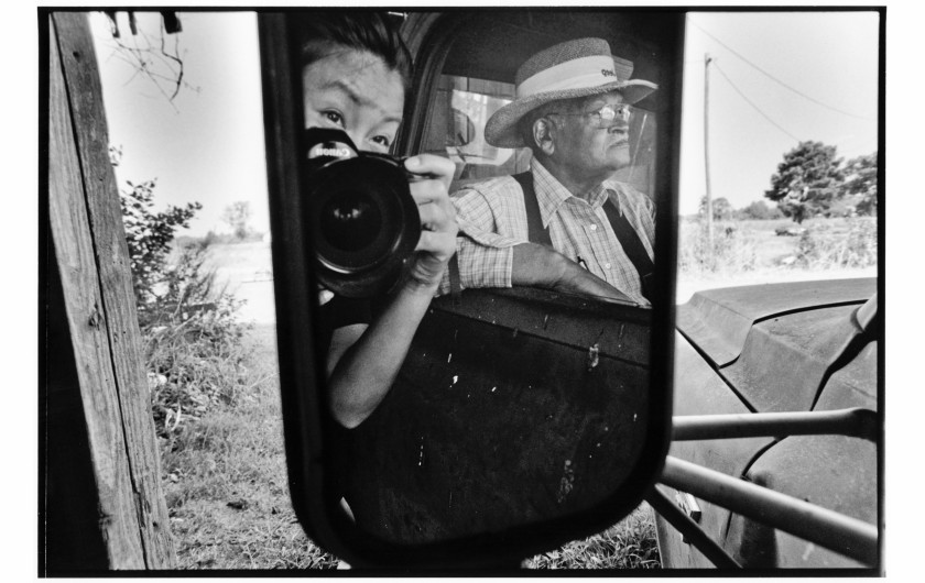 fot. Yunghi Kim, Autoportret fotografki podczas dokumentowania projektu Black Farmer. Tillery, North Carolina, październik 1998.