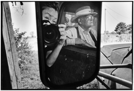 fot. Yunghi Kim, Autoportret fotografki podczas dokumentowania projektu Black Farmer. Tillery, North Carolina, październik 1998.