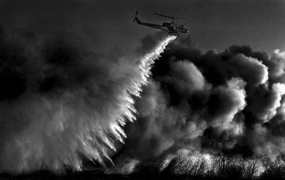 Mark Zaleski, USA, The Press-Enterprise "Helikopter gasi pożar lasu", Kalifornia - I nagroda Natura