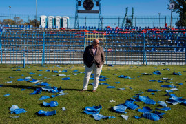 fot. Paweł Jędrusik, "Stadion", Nagroda Specjalna Katowice Miasto Ogrodów.

Witold Jajszczok, rzecznik Ruchu Chorzów, na tle krzesełek zniszczonych przez pseudokibiców klubu Raków Częstochowa.
15.10.2017, Chorzów
