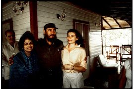 fot. Fidel Castro Staff. Maggie Steber z Fidelem Castro na 25-tej rocznicy Kubańskiej Rewolucji 1984r. Obok Maggie redaktorka Newsweek Patricia Seth.  