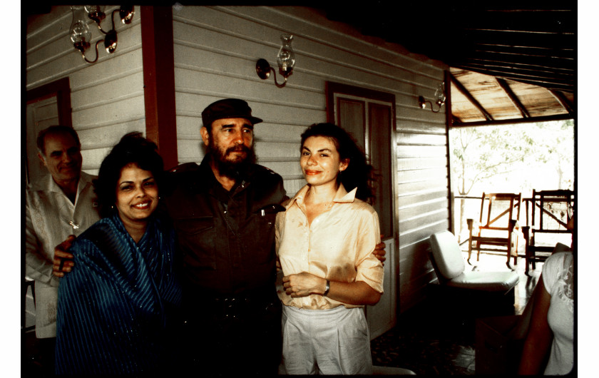 fot. Fidel Castro Staff. Maggie Steber z Fidelem Castro na 25-tej rocznicy Kubańskiej Rewolucji 1984r. Obok Maggie redaktorka Newsweek Patricia Seth.  