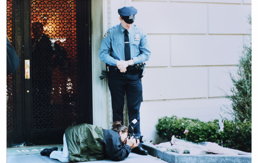 Na zleceniu pod mieszkaniem Jacqueline Onassis po jej śmierci w 1994 roku. Susan Watts jest fotoreporterką pracującą w Nowym Jorku od ponad 25 lat. Spędziła 23 lata w zespole fotograficznym Daily News (1995-2018).