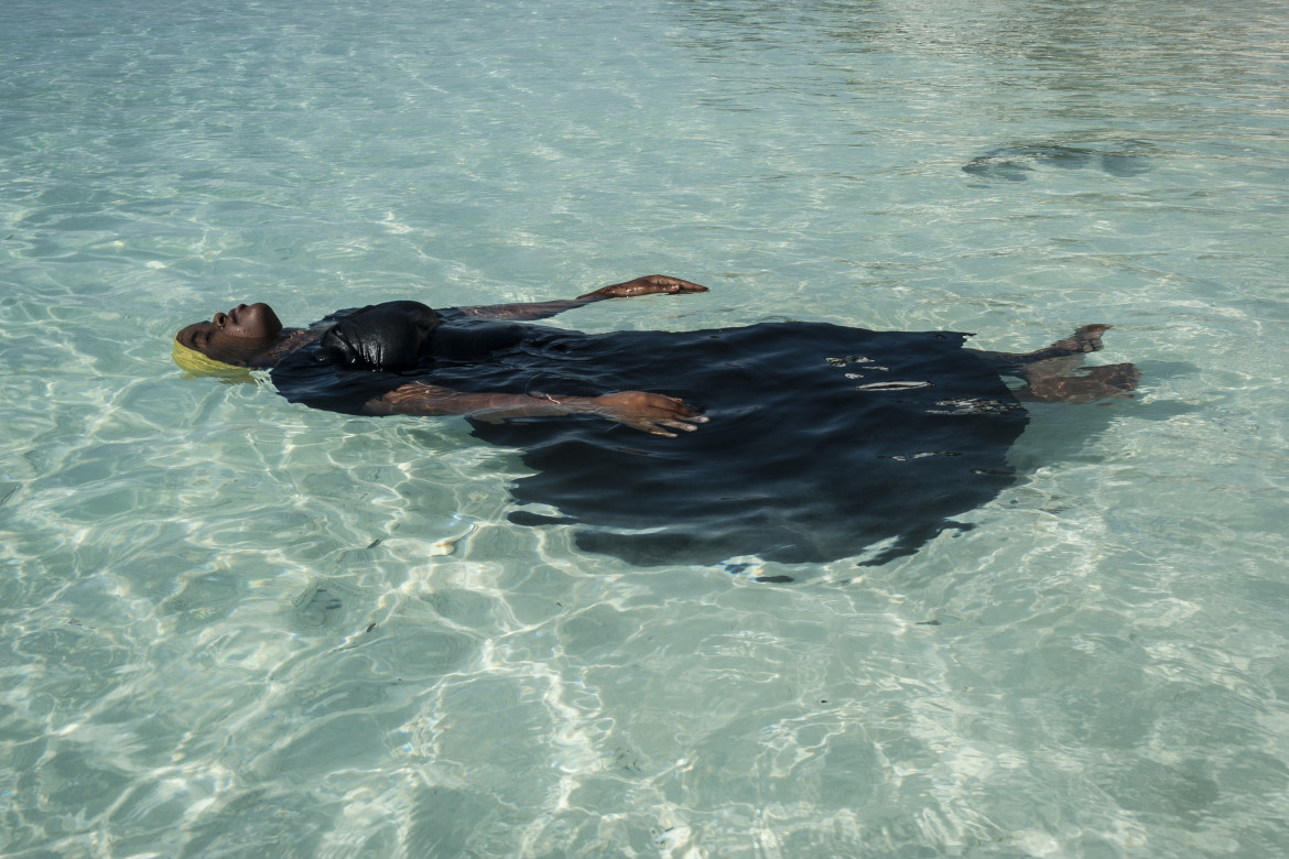 © Anna Boyiazis, "Finding Freedom in the Water" - II miejsce w PEOPLE STORIES / Dziewczęta z archipelagu Zanzibar są zniechęcane do nauki pływania. Projekt Panje zapewnia miejscowym kobietom i dziewczętom możliwość nauki pływania w pełnowymiarowych strojach kąpielowych, aby mogły wejść do wody bez naruszania ich przekonań kulturowych lub religijnych.