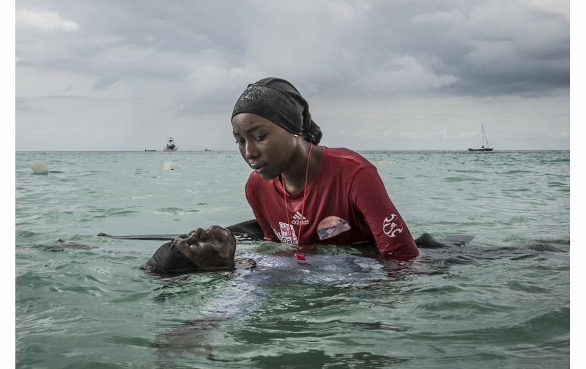 © Anna Boyiazis, Finding Freedom in the Water - II miejsce w kategorii PEOPLE STORIES / Dziewczęta z archipelagu Zanzibar są zniechęcane do nauki pływania. Projekt Panje zapewnia miejscowym kobietom i dziewczętom możliwość nauki pływania w pełnowymiarowych strojach kąpielowych, aby mogły wejść do wody bez naruszania ich przekonań kulturowych lub religijnych.