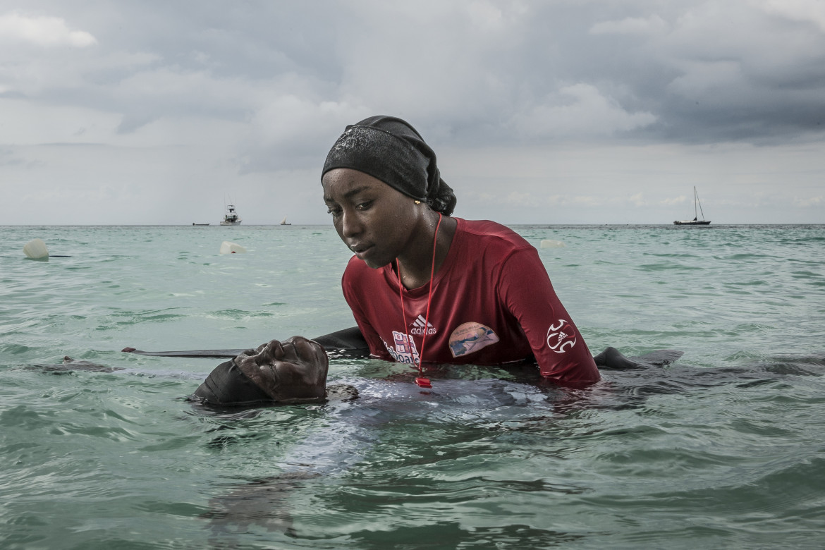 © Anna Boyiazis, "Finding Freedom in the Water" - II miejsce w kategorii PEOPLE STORIES / Dziewczęta z archipelagu Zanzibar są zniechęcane do nauki pływania. Projekt Panje zapewnia miejscowym kobietom i dziewczętom możliwość nauki pływania w pełnowymiarowych strojach kąpielowych, aby mogły wejść do wody bez naruszania ich przekonań kulturowych lub religijnych.