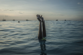 © Anna Boyiazis, "Finding Freedom in the Water" - II miejsce w kategorii PEOPLE STORIES / Dziewczęta z archipelagu Zanzibar są zniechęcane do nauki pływania. Projekt Panje zapewnia miejscowym kobietom i dziewczętom możliwość nauki pływania w pełnowymiarowych strojach kąpielowych, aby mogły wejść do wody bez naruszania ich przekonań kulturowych lub religijnych.