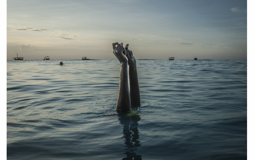 © Anna Boyiazis, Finding Freedom in the Water - II miejsce w kategorii PEOPLE STORIES / Dziewczęta z archipelagu Zanzibar są zniechęcane do nauki pływania. Projekt Panje zapewnia miejscowym kobietom i dziewczętom możliwość nauki pływania w pełnowymiarowych strojach kąpielowych, aby mogły wejść do wody bez naruszania ich przekonań kulturowych lub religijnych.