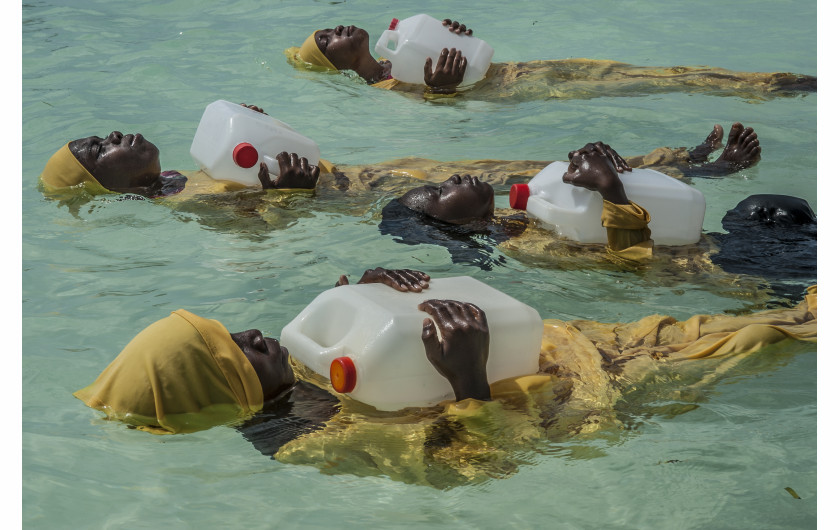 © Anna Boyiazis, Finding Freedom in the Water - II miejsce w kategorii PEOPLE STORIES / Dziewczęta z archipelagu Zanzibar są zniechęcane do nauki pływania. Projekt Panje zapewnia miejscowym kobietom i dziewczętom możliwość nauki pływania w pełnowymiarowych strojach kąpielowych, aby mogły wejść do wody bez naruszania ich przekonań kulturowych lub religijnych.