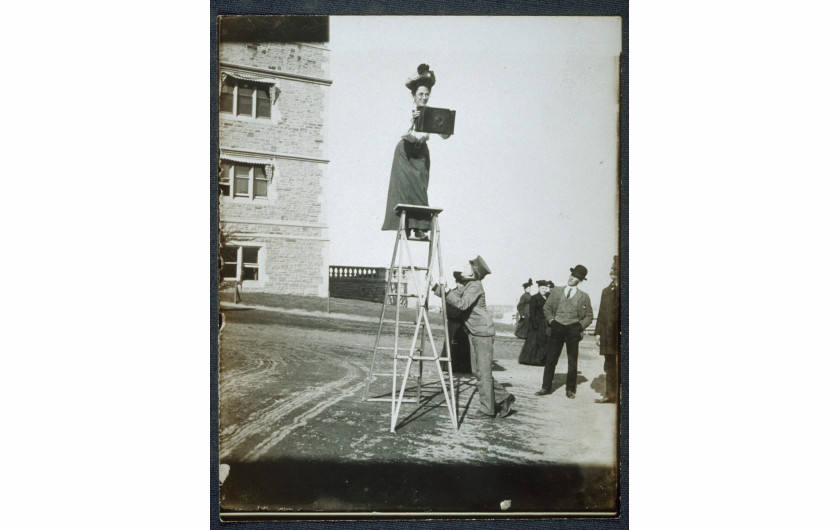 Jessie Tarbox Beals jedna z pierwszych fotoreporterów (1902). Urodzona w Kanadzie w 1870 r., W 1901 r. Dostała pracę w Buffalo Courier i znana jest ze swojej pracy dokumentującej Światowe Targi w 1904 r., Gdzie fotografowała na drabinach i z balonów na ogrzane powietrze. W wywiadzie dla gazety St. Louis w 1904 r. Powiedziała: „Jeśli ktoś jest posiadaczem zdrowia i siły, dobrym instynktem informacyjnym… uczciwym strojem fotograficznym i umiejętnością radzenia sobie, która jest najbardziej niezbędną kwalifikacją, można być fotografem. ”
A mówiąc o strojach, wyobraź sobie wspinanie się po drabinie w długiej spódnicy z wielkim kapeluszem i ogromnym aparatem, co nie może być łatwe. Zdjęcia dzięki uprzejmości Schlesinger Library on History of Women in America at Harvard.