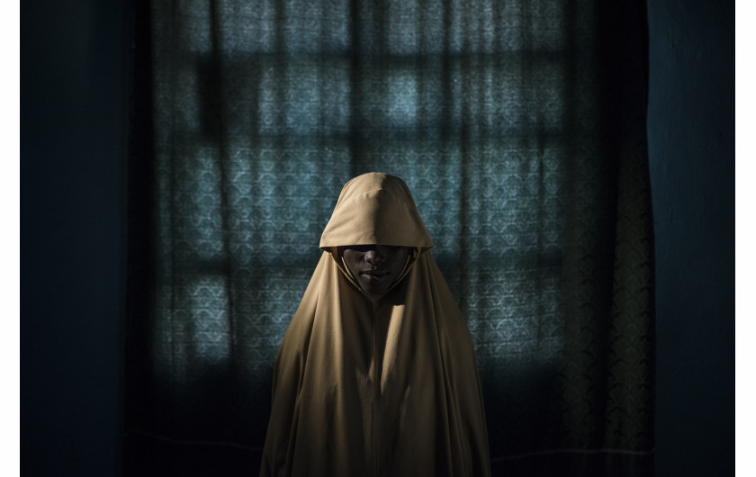 © Adam Ferguson (The New York Times), Boko Haram Strapped Suicide Bombs to Them. Somehow These Teenage Girls Survived - I miejsce w kategorii PEOPLE STORIES / Portrety dziewcząt porwanych przez bojowników Boko Haram (Maiduguri, stan Borno w Nigerii). Do dziewczyn przypinano materiały wybuchowe i kazano im wysadzić się w zatłoczonych miejscach, ale udało im się uciec i znaleźć pomoc.