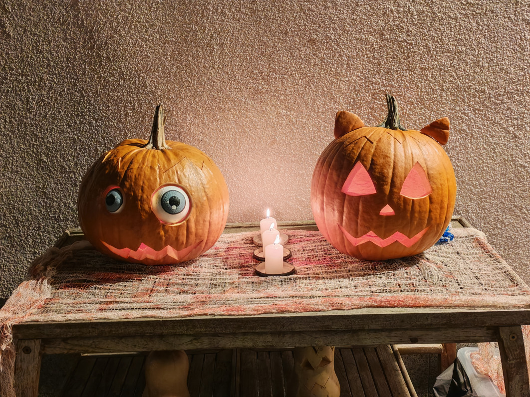 1/33 s, f/1.9, ISO 1250, aparat główny