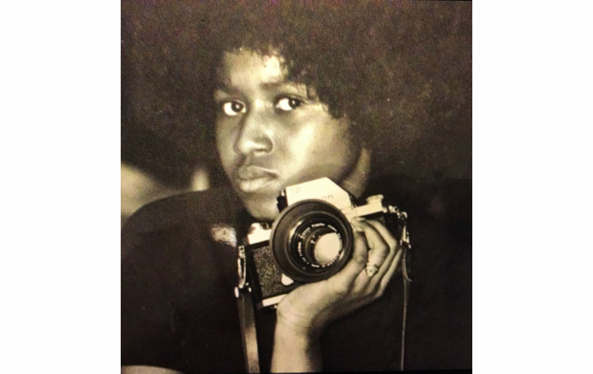 Michelle Agins, 1972r., miała wówczas 19 lat. Agins jest fotografem pracującym w NYT od 1989 roku. CNN: „Michelle Agins, widziana tutaj w 1972 roku, została fotografem New York Times w 1989 roku. Była dwukrotnie nominowana do nagrody Pulitzera, aw 2001 roku ona i jej koledzy wygrali ogólnokrajowy reportaż Pulitzera za serial „How Race is Lived in America.” Czuje się odpowiedzialna za pomoc mentorowi innym młodym kobietom w kolorze, które chcą zostać fotoreporterami. „To trochę interesujące, ponieważ wchodzę w miejsca i to: „Jest legenda. Tam jest nasz jednorożec. Ponieważ jednorożce są rzadkie, tak jak czarnoskórzy fotoreporterzy - powiedziała.