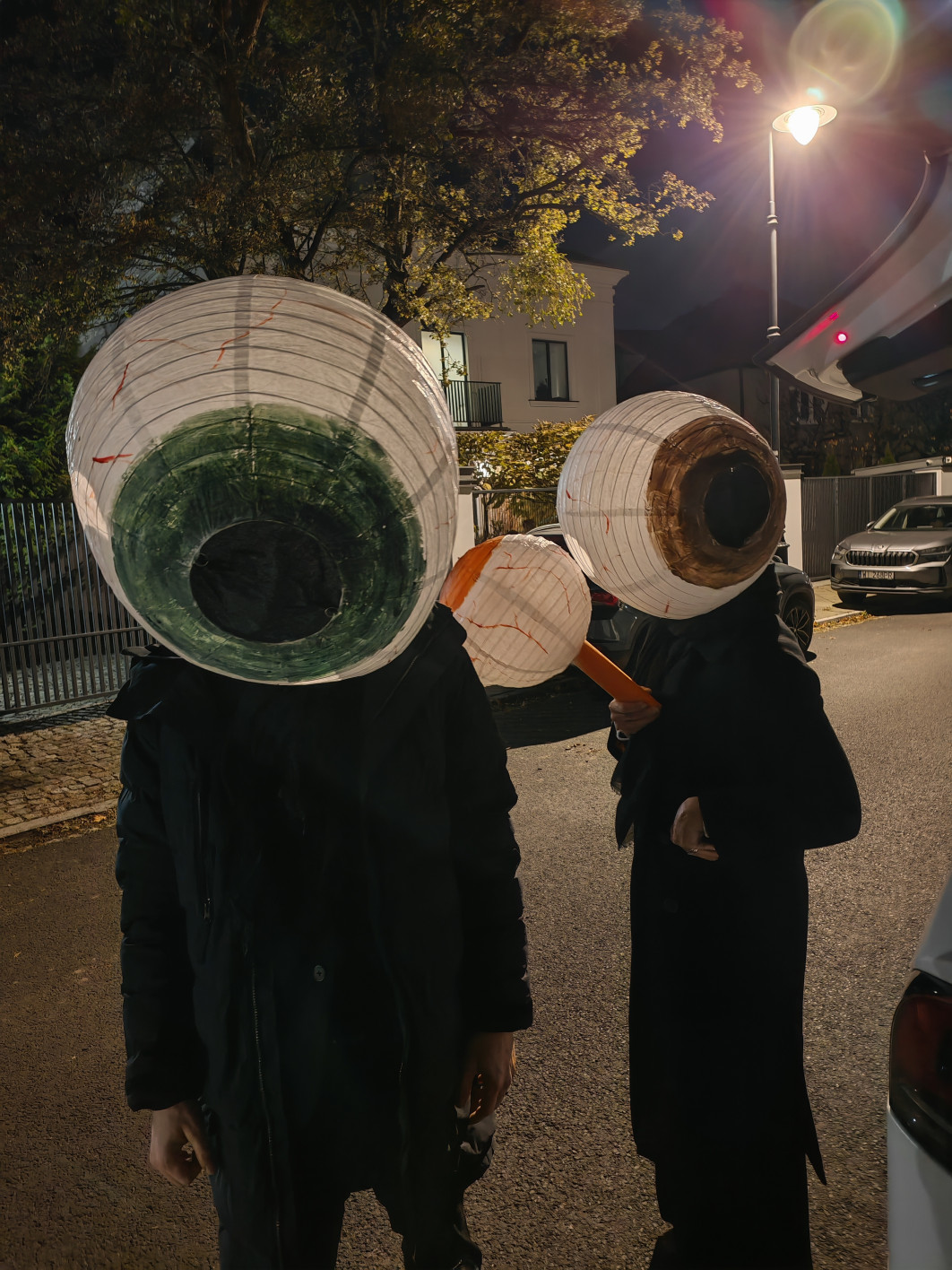 1/17 s, f/1.9, ISO 8000, aparat główny