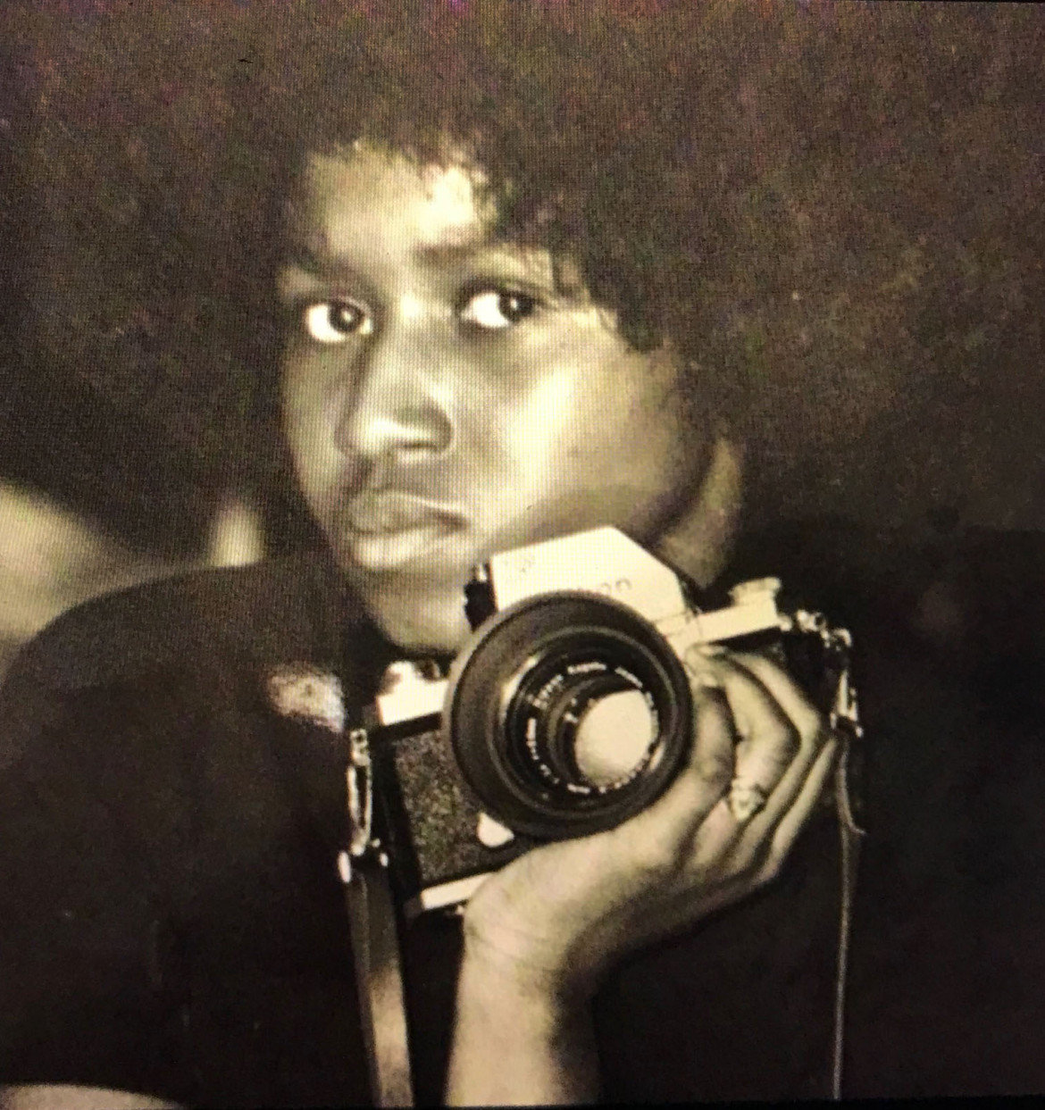 Michelle Agins, 1972r., miała wówczas 19 lat. Agins jest fotografem pracującym w NYT od 1989 roku. CNN: „Michelle Agins, widziana tutaj w 1972 roku, została fotografem New York Times w 1989 roku. Była dwukrotnie nominowana do nagrody Pulitzera, aw 2001 roku ona i jej koledzy wygrali ogólnokrajowy reportaż Pulitzera za serial „How Race is Lived in America.” Czuje się odpowiedzialna za pomoc mentorowi innym młodym kobietom w kolorze, które chcą zostać fotoreporterami. „To trochę interesujące, ponieważ wchodzę w miejsca i to: „Jest legenda. Tam jest nasz jednorożec. Ponieważ jednorożce są rzadkie, tak jak czarnoskórzy fotoreporterzy - powiedziała.