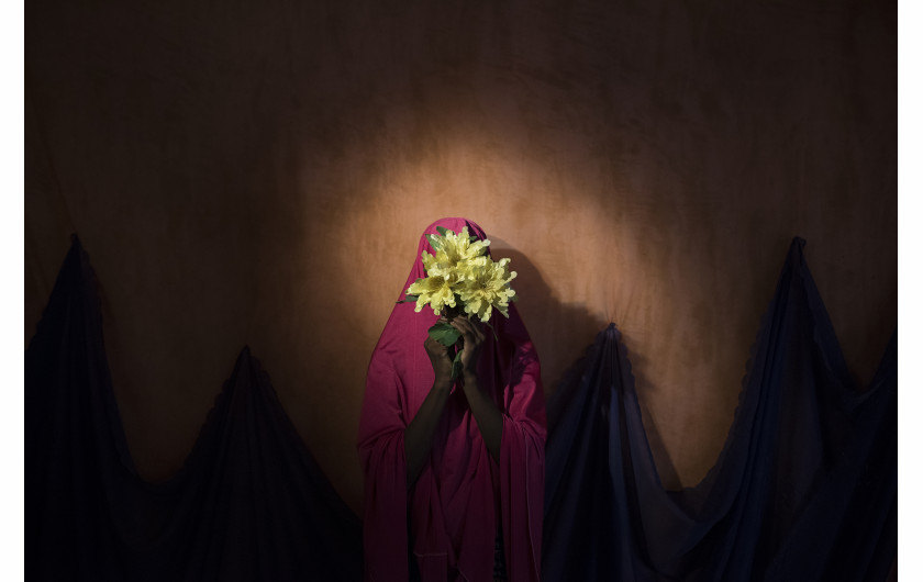 © Adam Ferguson (The New York Times), Boko Haram Strapped Suicide Bombs to Them. Somehow These Teenage Girls Survived - I miejsce w kategorii PEOPLE STORIES / Portrety dziewcząt porwanych przez bojowników Boko Haram (Maiduguri, stan Borno w Nigerii). Do dziewczyn przypinano materiały wybuchowe i kazano im wysadzić się w zatłoczonych miejscach, ale udało im się uciec i znaleźć pomoc.