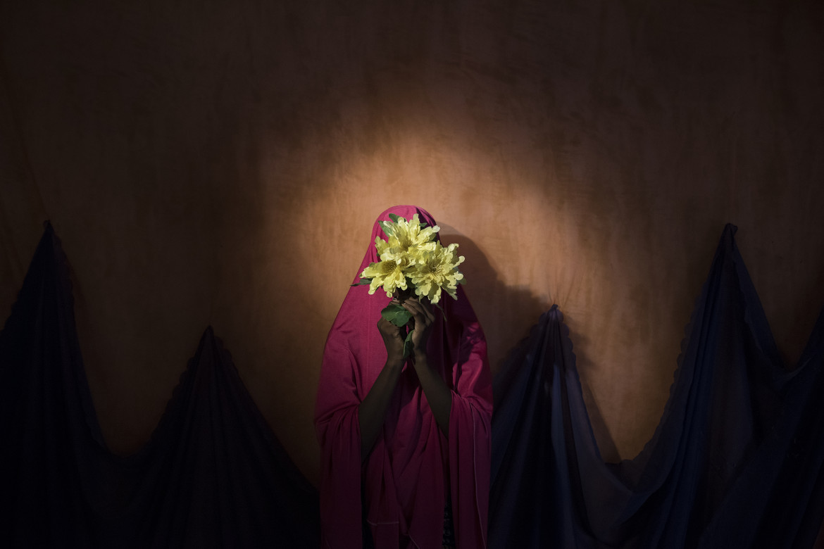 © Adam Ferguson (The New York Times), "Boko Haram Strapped Suicide Bombs to Them. Somehow These Teenage Girls Survived" - I miejsce w kategorii PEOPLE STORIES / Portrety dziewcząt porwanych przez bojowników Boko Haram (Maiduguri, stan Borno w Nigerii). Do dziewczyn przypinano materiały wybuchowe i kazano im wysadzić się w zatłoczonych miejscach, ale udało im się uciec i znaleźć pomoc.