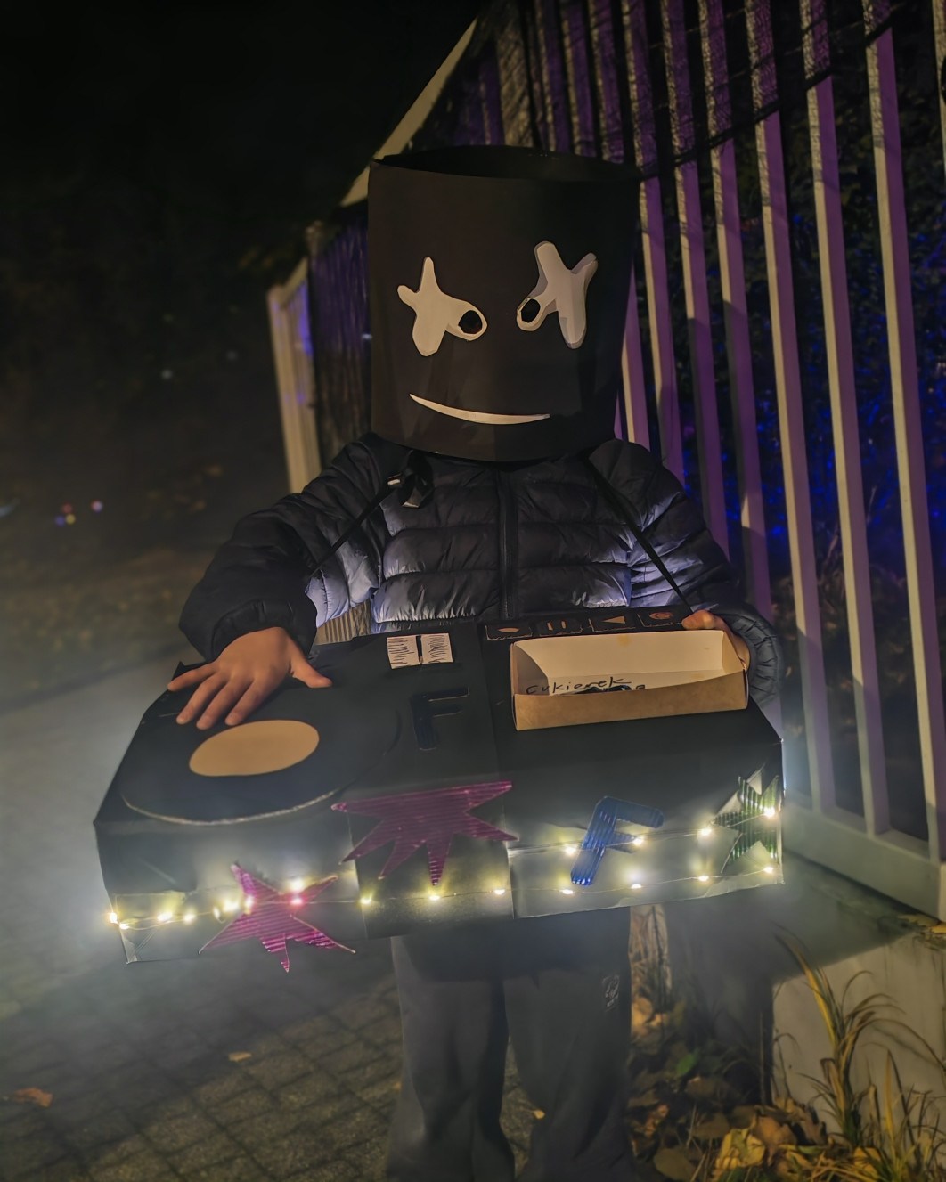 1/17 s, f/2.8, ISO 4000, aparat główny