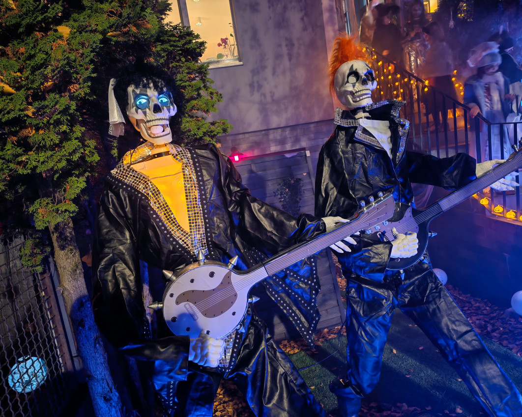 1/10 s, f/2.8, ISO 12800, aparat główny