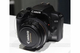 przy Canonie EOS 1000D nawet obiektyw 50mm sprawia wrażenie sporego