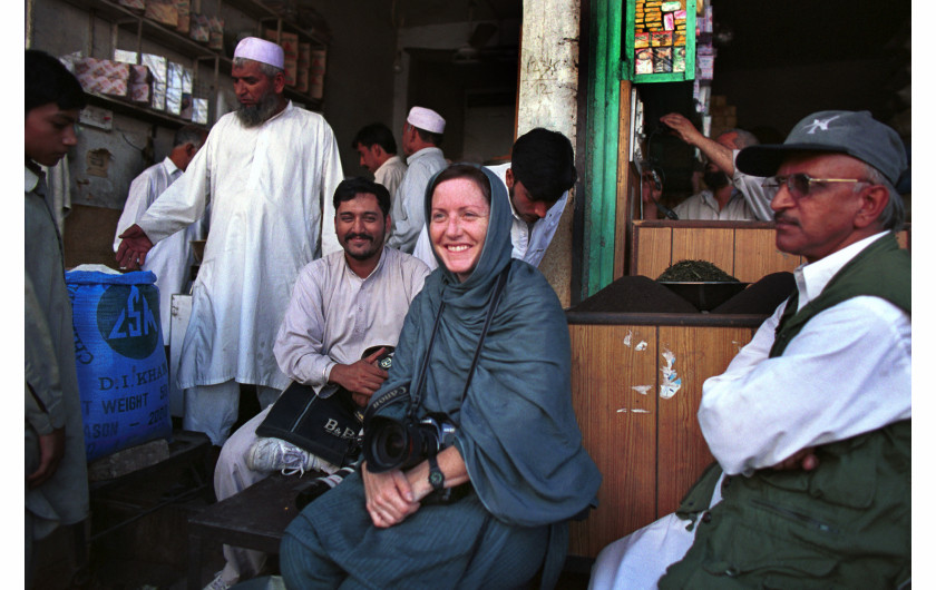 fot. Yunghi Kim. CNN:
„Ruth Fremson, fotografka pracująca dla„ The New York Times ”, w Pakistanie w 2001 roku. W swojej karierze pisała wiele międzynarodowych wiadomości, w tym wojnę w Iraku i drugą intifadę na Bliskim Wschodzie. Omówiła także 9 / 11 ataków i ich następstwa w Pakistanie i Afganistanie. Wygrała dwie nagrody Pulitzera, a teraz mieszka w Seattle, gdzie zajmuje się regionem północno-zachodnim Pacyfiku, a także historiami narodowymi. ”