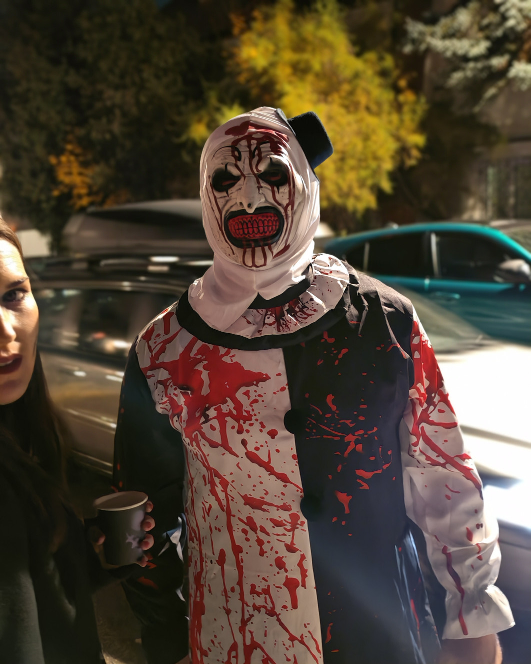 1/17 s, f/2.8, ISO 12800, aparat główny (tryb portretowy)