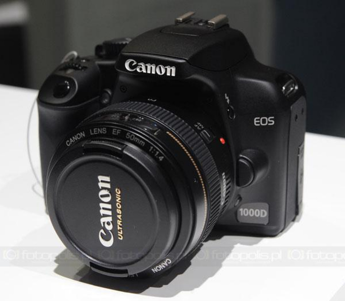 przy Canonie EOS 1000D nawet obiektyw 50mm sprawia wrażenie sporego