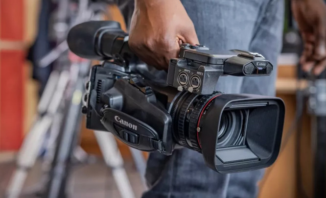 Canon XF605 - 10-bitowe wideo 4K 60 kl./s, zoom 25-380 mm, wykrywanie oka i wiele więcej