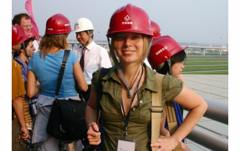 Natalie Behring w trakcie oprowadzania prasy po nowym lotnisku w Pekinie. Chiny 2008.
