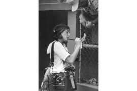 Kathy Willens zbiera informacje o wiosennym treningu baseballu New York Yankees w Fort Lauderdale, Floryda, około 1978 roku.

Willens jest fotografem dla AP od 1976 roku, była trzecią kobietą zatrudnioną w AP. Fotoreporter od 1972 r.