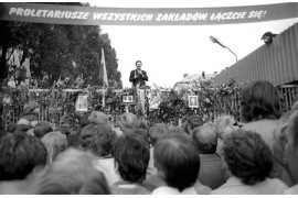 "Przemówienie", Lech Wałęsa z wózka transportowego przemawia do sympatyków strajku, zgromadzonych przy bramie nr 2. Stocznia Gdańska, sierpień 1980 r. Fot. Erazm Ciołek