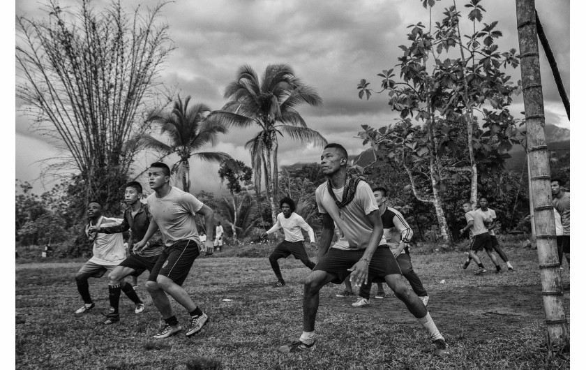 © Juan D. Arredondo, Peace Football Club - II miejsce w kategorii SPORTS STORIES / Rewolucyjne Siły Zbrojne Kolumbii (FARC), po złożeniu broni po ponad 50 latach konfliktu w Kolumbii, przekształcają się w nową partię polityczną oraz zapisuje się do profesjonalnych klubów piłkarskich złożonych przez ofiary konfliktu, a także byłych rebeliantów.