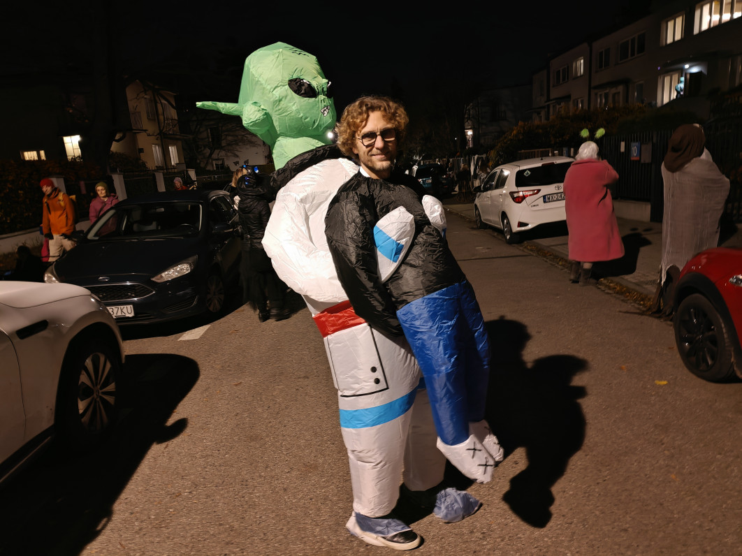 1/20 s, f/1.9, ISO 3200, aparat główny