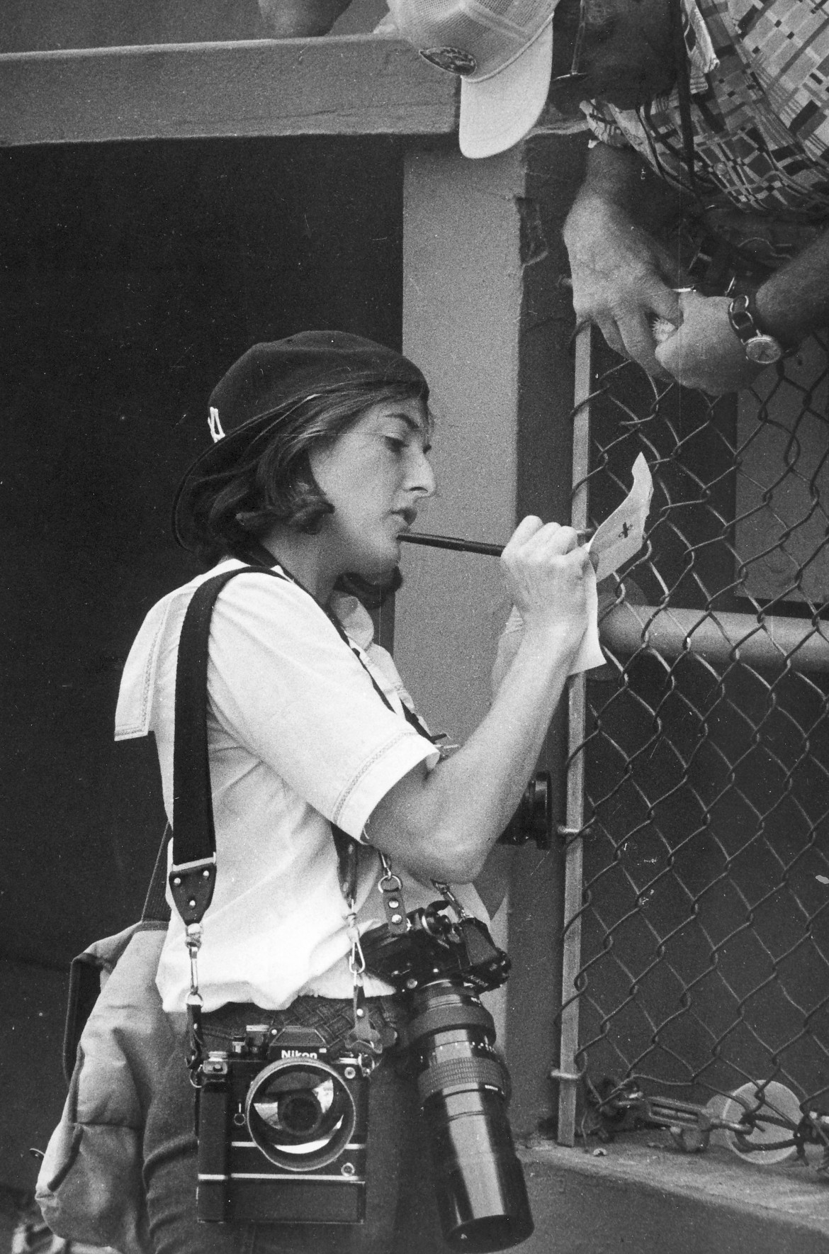 Kathy Willens zbiera informacje o wiosennym treningu baseballu New York Yankees w Fort Lauderdale, Floryda, około 1978 roku.

Willens jest fotografem dla AP od 1976 roku, była trzecią kobietą zatrudnioną w AP. Fotoreporter od 1972 r.