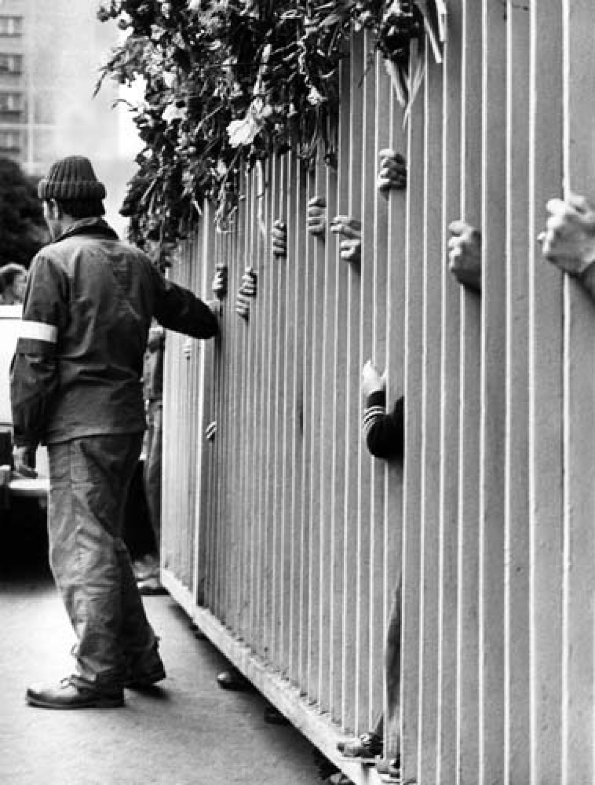 "Żelazna granica", Brama nr 2 Stoczni Gdańskiej dzieli strajkujących od bliskich.Sierpień 1980 r. Fot. Erazm Ciołek