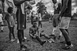 © Juan D. Arredondo, "Peace Football Club" - II miejsce w kategorii SPORTS STORIES / Rewolucyjne Siły Zbrojne Kolumbii (FARC), po złożeniu broni po ponad 50 latach konfliktu w Kolumbii, przekształcają się w nową partię polityczną oraz zapisuje się do profesjonalnych klubów piłkarskich złożonych przez ofiary konfliktu, a także byłych rebeliantów.