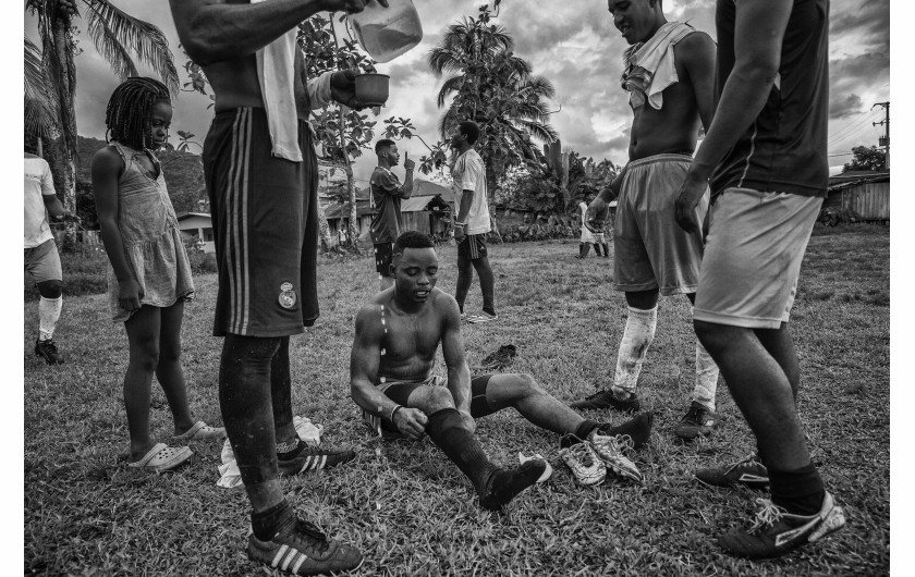 © Juan D. Arredondo, Peace Football Club - II miejsce w kategorii SPORTS STORIES / Rewolucyjne Siły Zbrojne Kolumbii (FARC), po złożeniu broni po ponad 50 latach konfliktu w Kolumbii, przekształcają się w nową partię polityczną oraz zapisuje się do profesjonalnych klubów piłkarskich złożonych przez ofiary konfliktu, a także byłych rebeliantów.