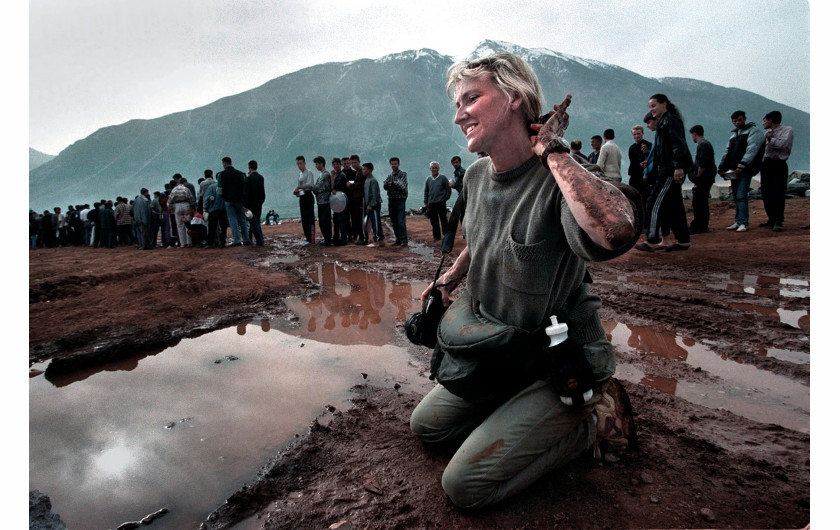 fot. Thomas Hurst. 1999r. Na zdjeciu Carol Guzy, fotografka pracująca dla „Washington Post”. Pokryta błotem, fotografuje kolejkę uchodźców z Kosowa, którzy uciekli przed serbską Obóz Kukes w Albanii.

Carol otrzymała 11 nagród World Press Photo Awards i jest jedynym dziennikarzem w historii, który wygrał cztery nagrody Pulitzera. „Carol jest najlepszą fotoreporterką wszech czasów” - mówi Yunghi Kim