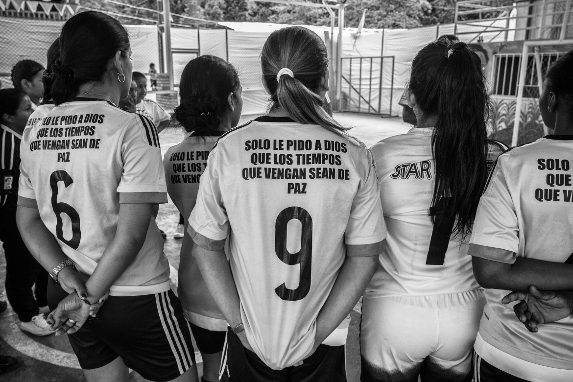 © Juan D. Arredondo, "Peace Football Club" - II miejsce w kategorii SPORTS STORIES / Rewolucyjne Siły Zbrojne Kolumbii (FARC), po złożeniu broni po ponad 50 latach konfliktu w Kolumbii, przekształcają się w nową partię polityczną oraz zapisuje się do profesjonalnych klubów piłkarskich złożonych przez ofiary konfliktu, a także byłych rebeliantów.